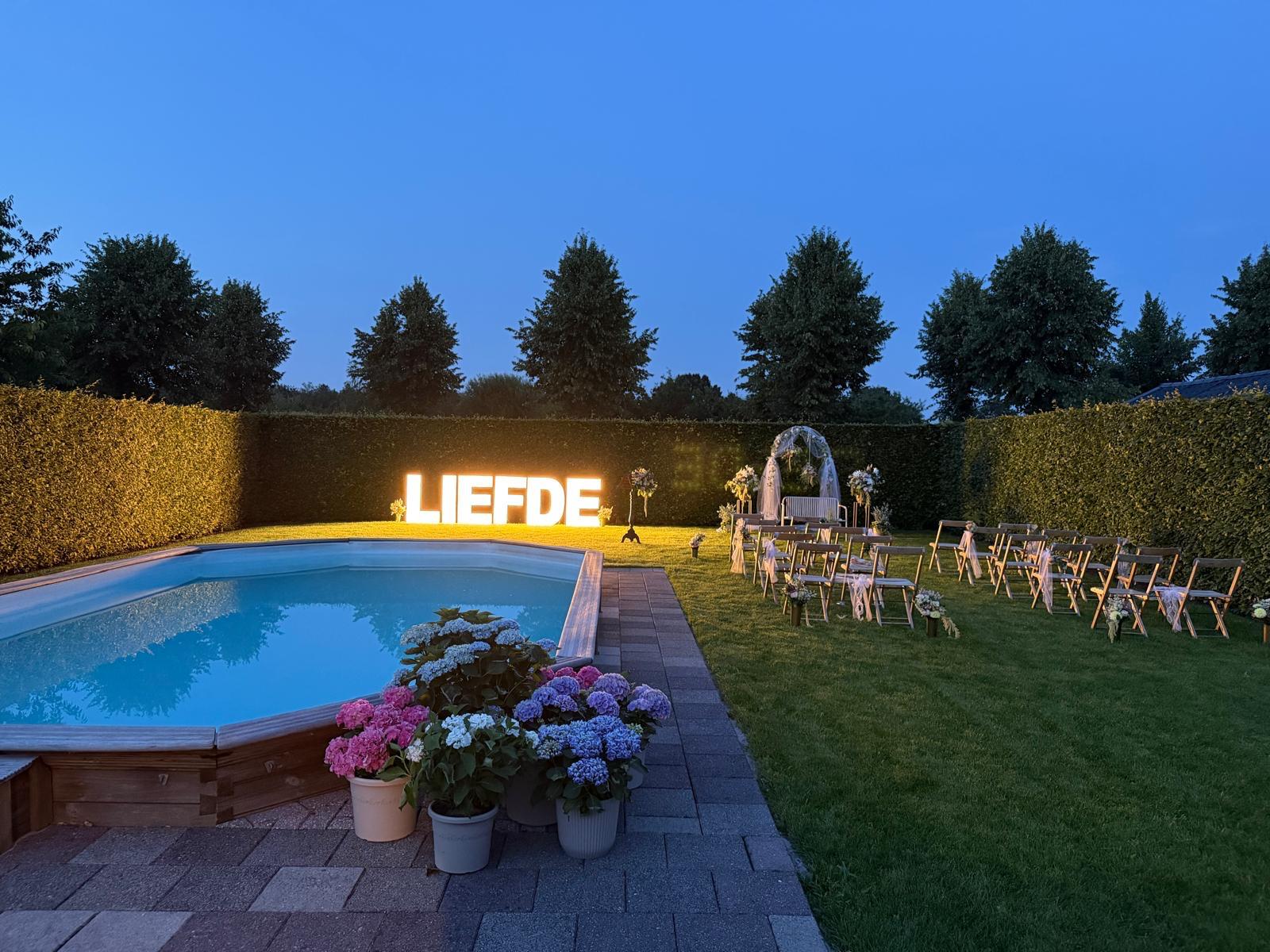 LIEFDE — bruiloft bij zonsondergang